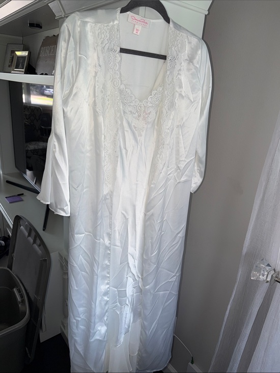 Oscar de la Renta Other - Oscar de la Renta White Satin Lace-Trim Robe